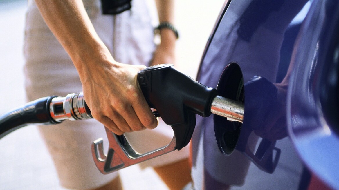 Bloomberg: Μειώθηκαν κατά 20% οι τιμές της βενζίνης στην Ελλάδα
